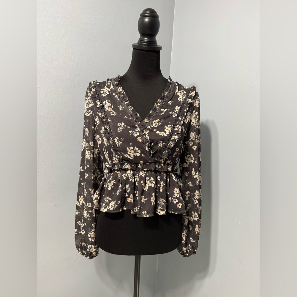 ASTR Ruffle Wrap Front Floral Chiffon Long Sleeve‎ Peplum Blouse Grey Peach XS